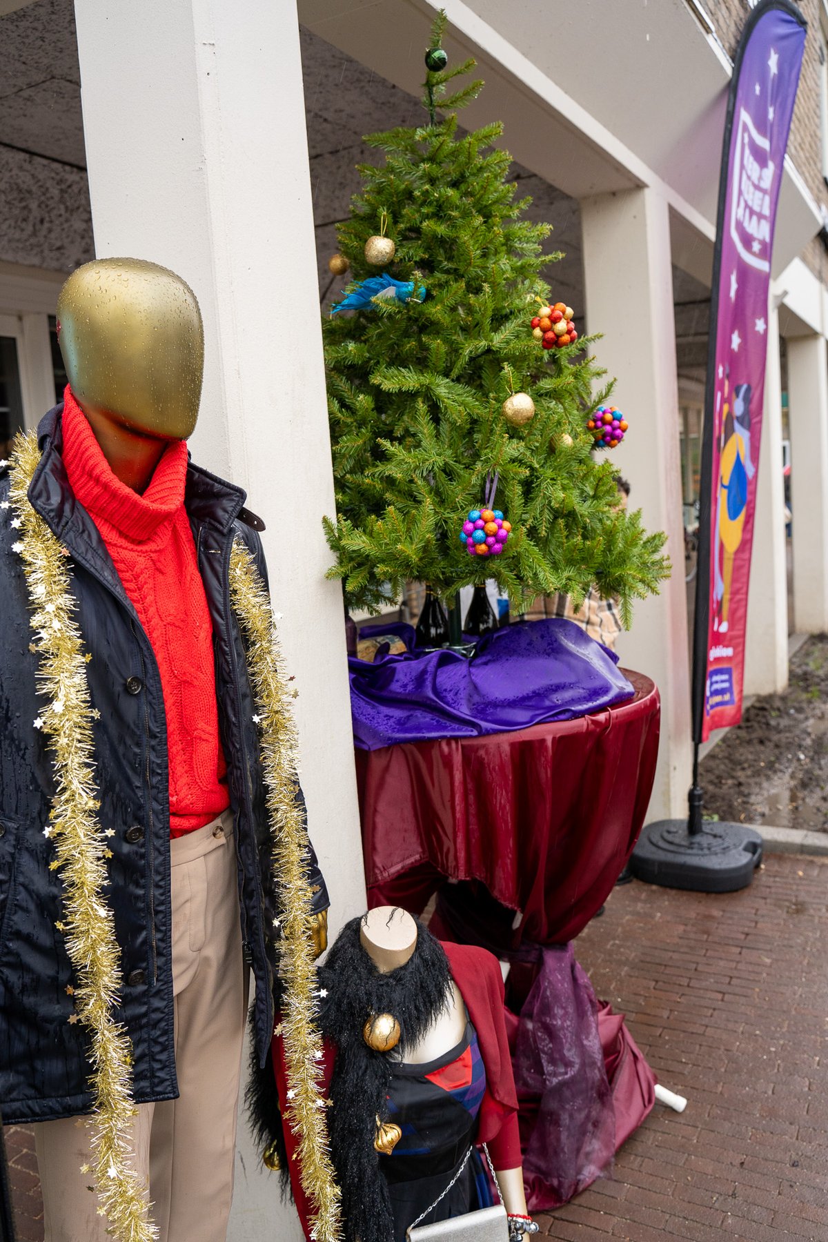 Regenjas aan en gaan voor KerstKleedjeAan!